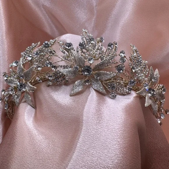 Elegant Gold Floral Headband - Picture 3 of 5